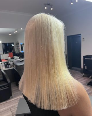 Blonde 👱‍♀️ 

Colour & cut by @_hair.by.penny_ 

#hairdressing #lorealprofessionnel #davines #davinesview #scalpbleach #colourtransformation #colourcorrection #fghsaloncoltishall #norwichhairdressers